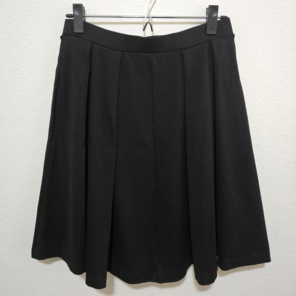 ADRIENNE VITTADINI Black Pleated Skater Style Flared A-line Skirt Size Small - Picture 2 of 7